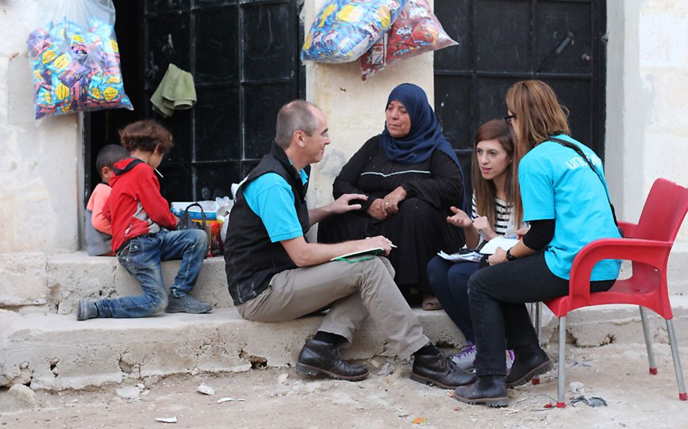 Syrien: UNICEF-Geschäftsführer Christian Schneider spricht mit Einwohnern in Aleppo