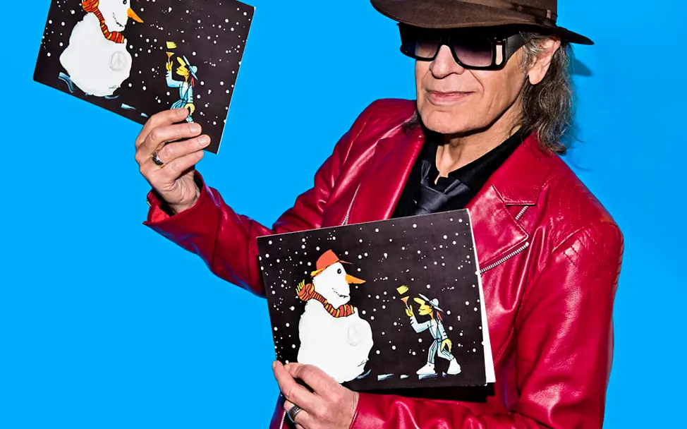 Udo Lindenberg mit seiner neuen UNICEF-Grußkarte. | © Tine Acke Udo Lindenberg mit seiner neuen UNICEF-Grußkarte.