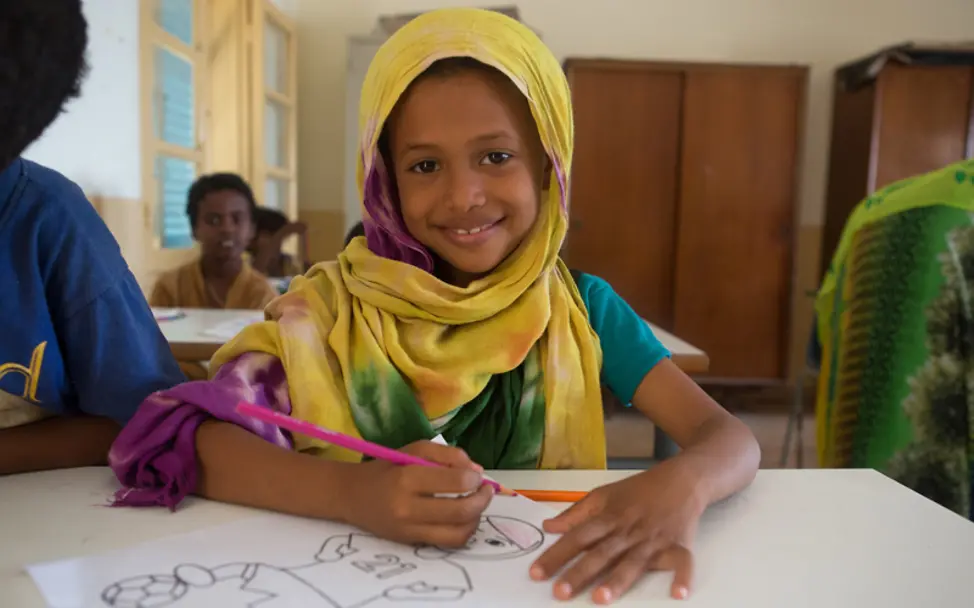 Gemeinsam die Bildungskrise beenden | © UNICEF/UNI191326/Matas Djibouti: Ein Mädchen malt in der Schule
