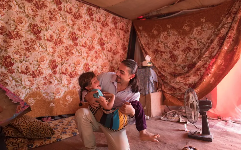 Muhammed and Zahra in a tent in a Jordanian refugee camp. | © Rosanna Wijngaards Muhammed and Zahra in a tent in a Jordanian refugee camp.