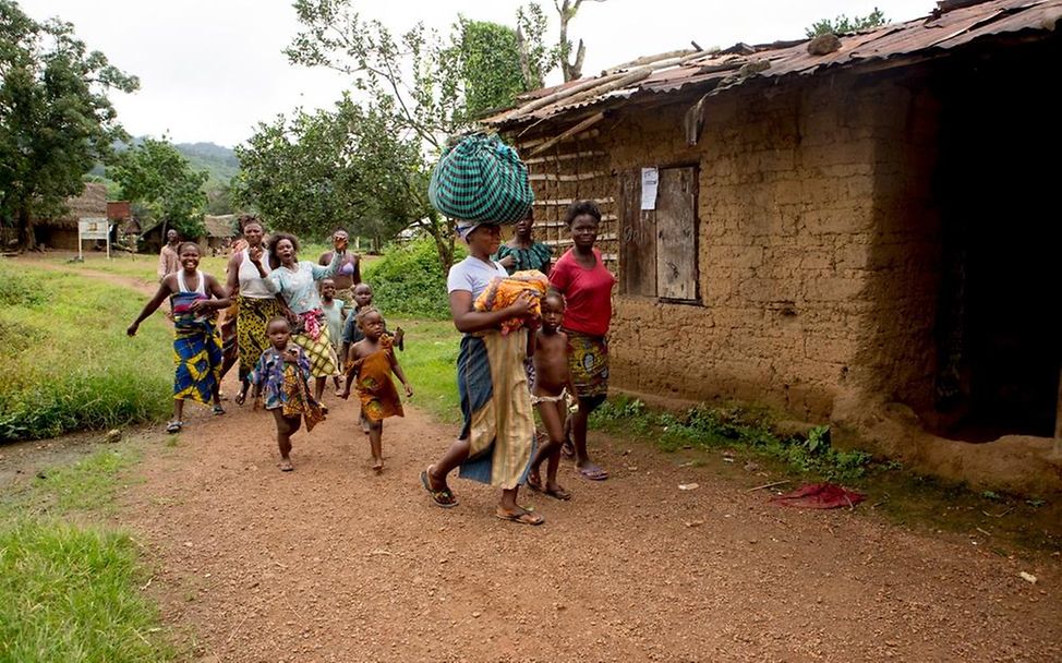 Sierra Leone: Mutter trägt Baby nach Geburt nach Hause