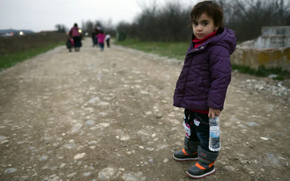 Mädchen in der Nähe der griechisch-mazedonischen Grenze im Februar 2016 | © UNICEF/Georgiev Kinder in Migration besser schützen: Mädchen in der Nähe der griechisch-mazedonischen Grenze