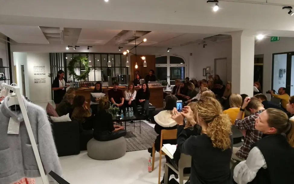 Grusswort von UNICEF Berlin im H&M Starting House am Hackeschen Markt Neuer Inhalt (1)