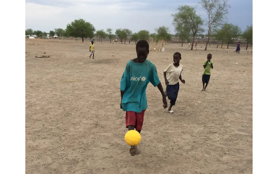 Manchmal braucht man nur einen Ball um Kinder glücklich zu machen | © UNICEF Southsudan/Michael Charley Südsudan: Die Kinder spielen Fußball und sind stundenlang beschäftigt