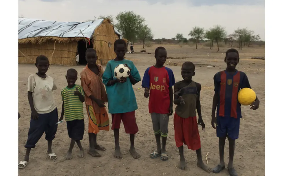 Die Kinder gehören zu Michaels Fußballmannschaft | © UNICEF Southsudan/Michael Charley Südsudan: Ein Bild von Michaels glücklicher Fußballmannschaft