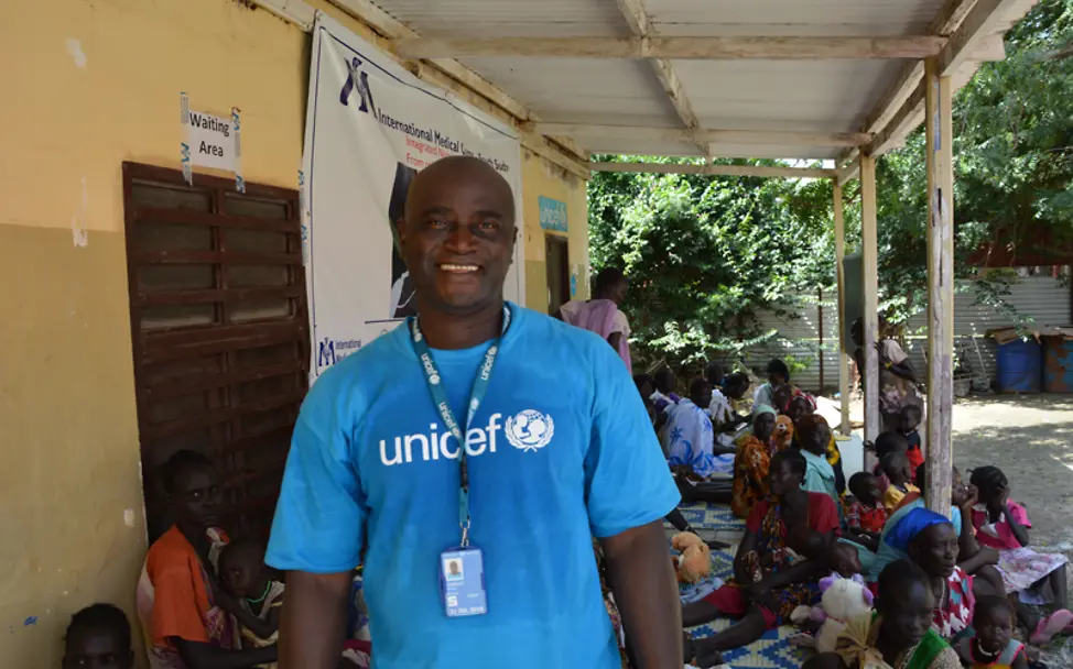 Michael beim Besuch einer von UNICEF unterstützten Gesundheitsstation | © UNICEF/Kerstin Bücker Südsudan: Michael beim Besuch einer von UNICEF unterstützten Gesundheitsstation