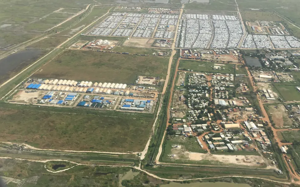 In dem Bild erkennt man die Wohn- und Bürocontainer der Hilfsorganisationen | © UNICEF/Kerstin Bücker Südsudan: Ein Bild der Stadt Malakal von oben. Man erkennt die Container der Hilfsorganisationen