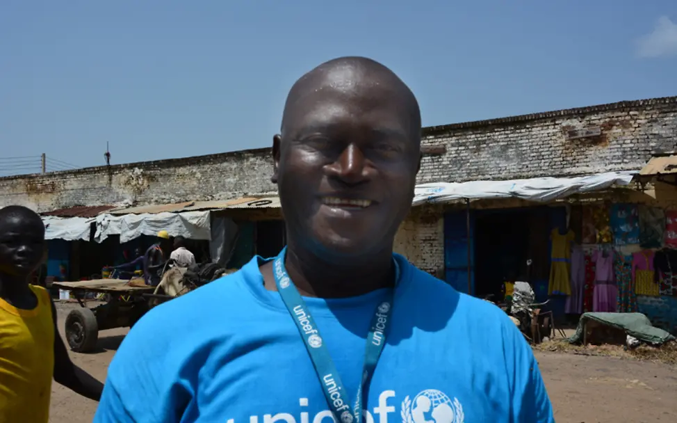 Michael läuft durch die Hauptstraße in Malakal | © UNICEF/Kerstin Bücker Südsudan: Michael lacht in die Kamera während er durch Malakal läuft