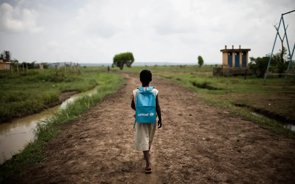 Ein Mädchen mit einem UNICEF-Rucksack | © UNICEF/Sautereau Ein Mädchen läuft nach der Schule nach Hause