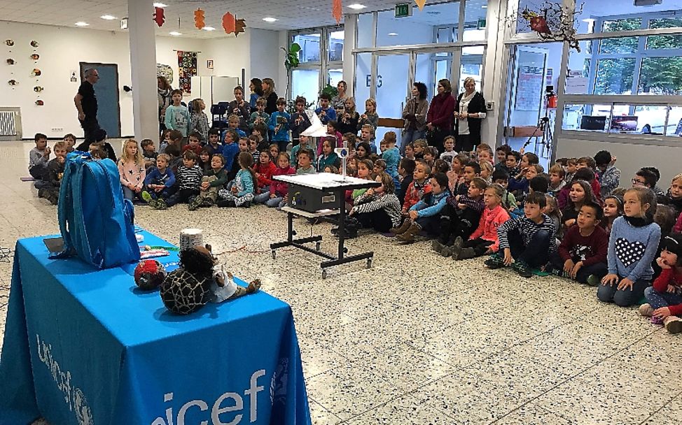 Lesen für UNICEF: Die Kinder werden von UNICEF-Mitarbeitern über das Projekt informiert