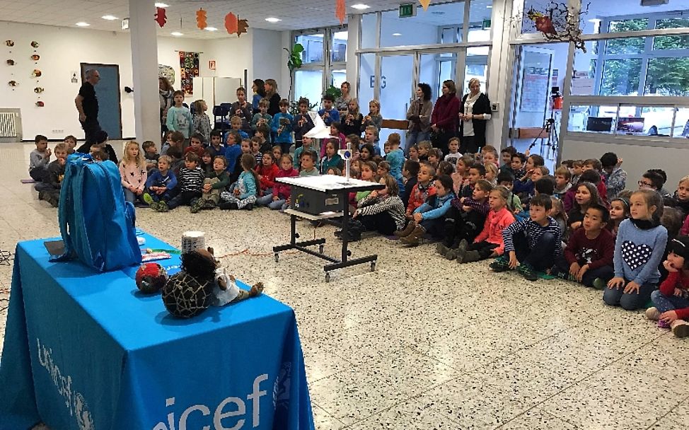 Lesen für UNICEF: Die Kinder werden von UNICEF-Mitarbeitern über das Projekt informiert