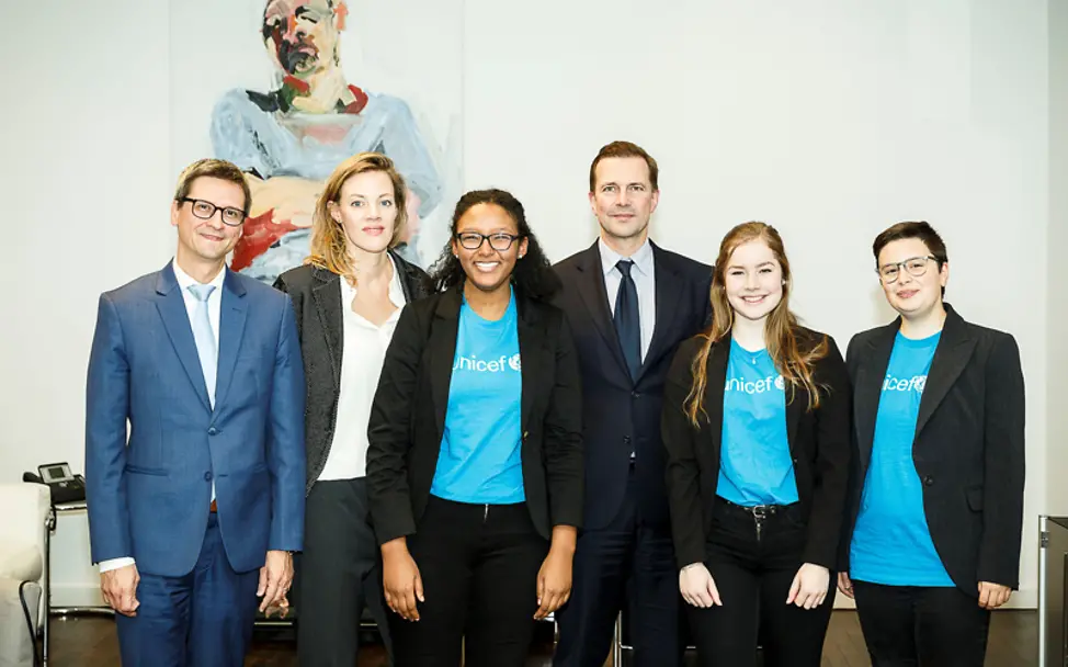 Regierungssprecher Steffen Seibert und der UNICEF JuniorBeirat. | © Bundesregierung/Denzel #wählerisch: Regierungssprecher Steffen Seibert und der UNICEF JuniorBeirat.