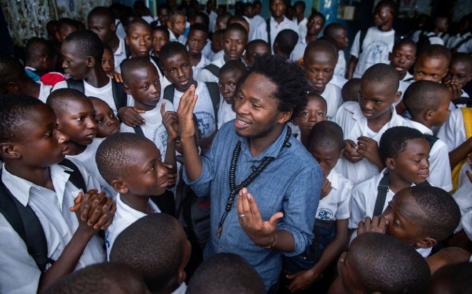 Kindersoldaten: Der Hoffnungsträger und ehemalige Kindersoldat Ishmael Beah zwischen lauter Kindern