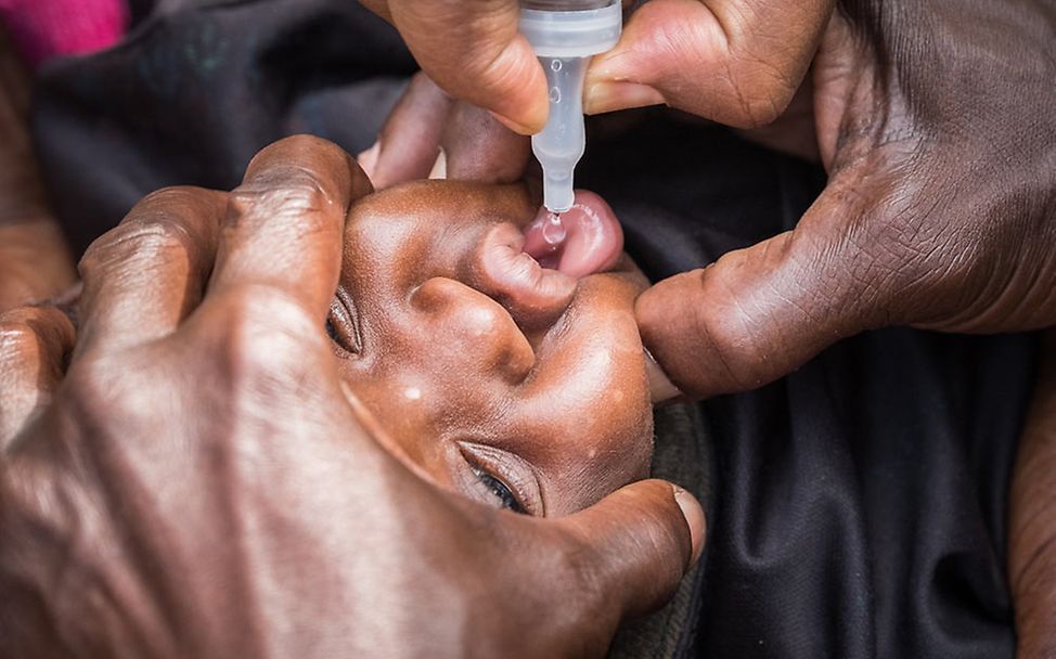 UNICEF impft Kinder weltweit - zum Beispiel gegen Polio (Kinderlähmung) 