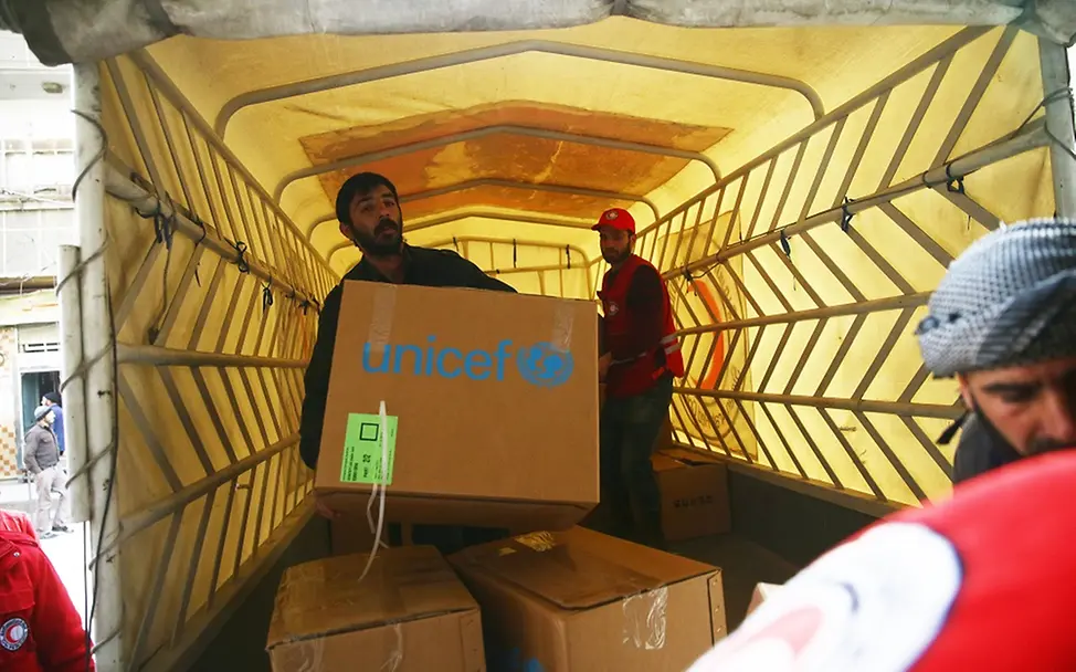 UNICEF-Hilfsgüter werden in Ost-Ghouta ausgeladen. | © UNICEF/Syria 2018/Bassam Khabieh Hilfskonvoi in Syrien: UNICEF-Hilfsgüter werden in Ost-Ghouta ausgeladen.