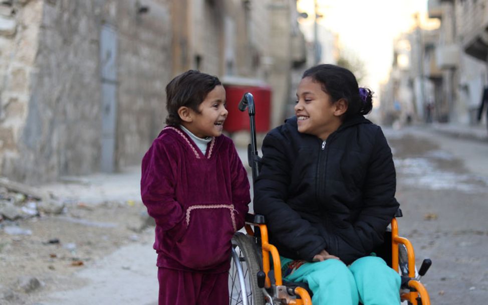 Aleppo: Zwei Kinder in den zerstörten Straßen von Aleppo