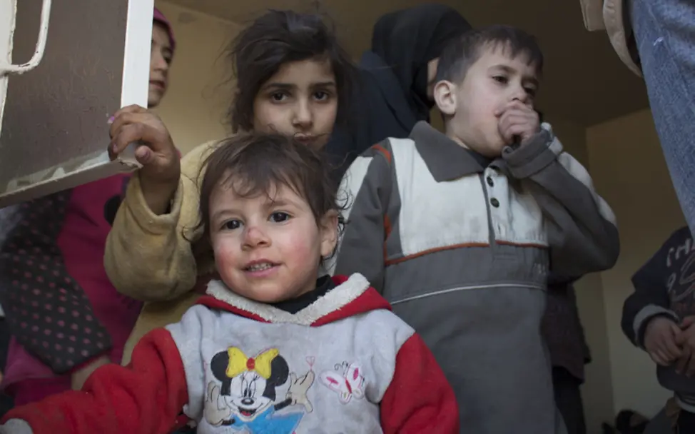 Tausende Menschen fliehen jeden Tag aus Ost Ghuta und warten auf Hilfe | © UNICEF Syria/2018/Al-Janabi Syrien: Drei Kinder sind erschöpft von der Flucht