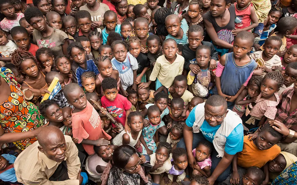 UNICEF Mitarbeiter José Mutima spricht mit Binnenvertriebenen in Kikwit. © UNICEF/Gabriel Vockel UNICEF Mitarbeiter José Mutima spricht mit Binnenvertriebenen in Kikwit.
