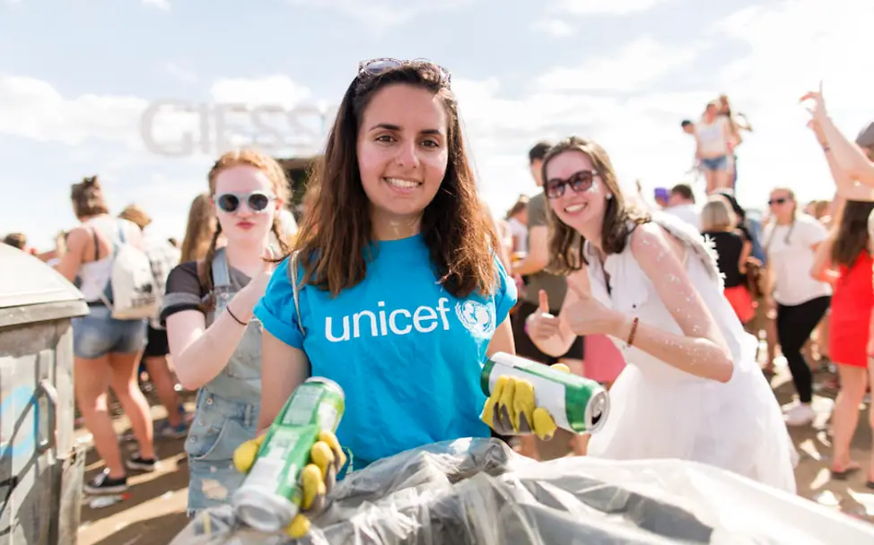 Gesammelte Dosen landen in einer großen Tonne | © UNICEF/Maurice Ressel Dein Pfand rettet Leben: Die Hochschulgruppe Ulm sammelt Pfand in großen Tonnen