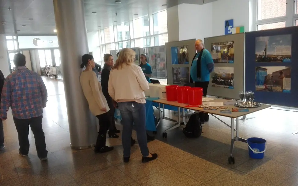 Anregende Gespräche am UNICEF-Stand bei der Allianz © UNICEF Berlin Neuer Inhalt
