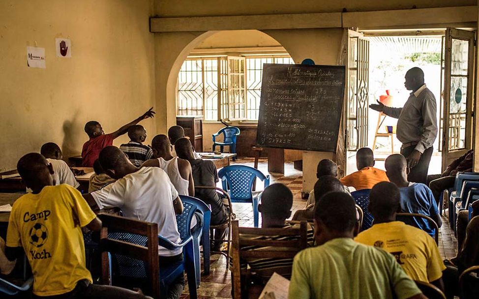 Rechnen statt Schießen: Jugendliche beim Schulunterricht 