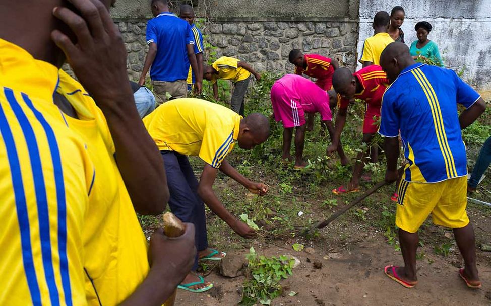 Jugendliche ehemalige Kindersoldaten bei der Gartenarbeit 