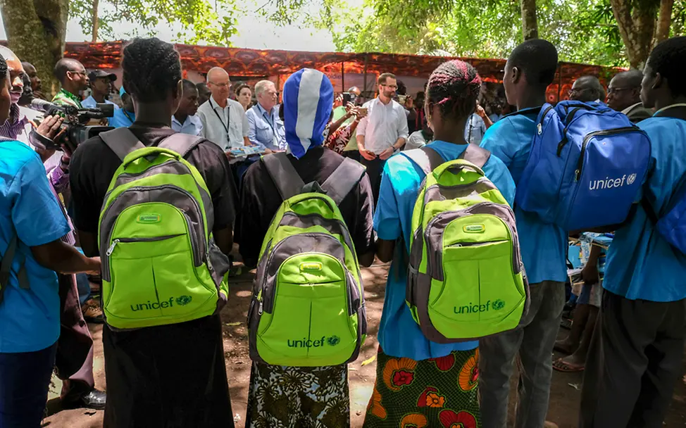 Ehemalige Kindersoldaten tragen knallfarbene UNICEF-Rucksäcke. | © UNICEF/Rich Kinder im Südsudan tragen bunte UNICEF-Rucksäcke.