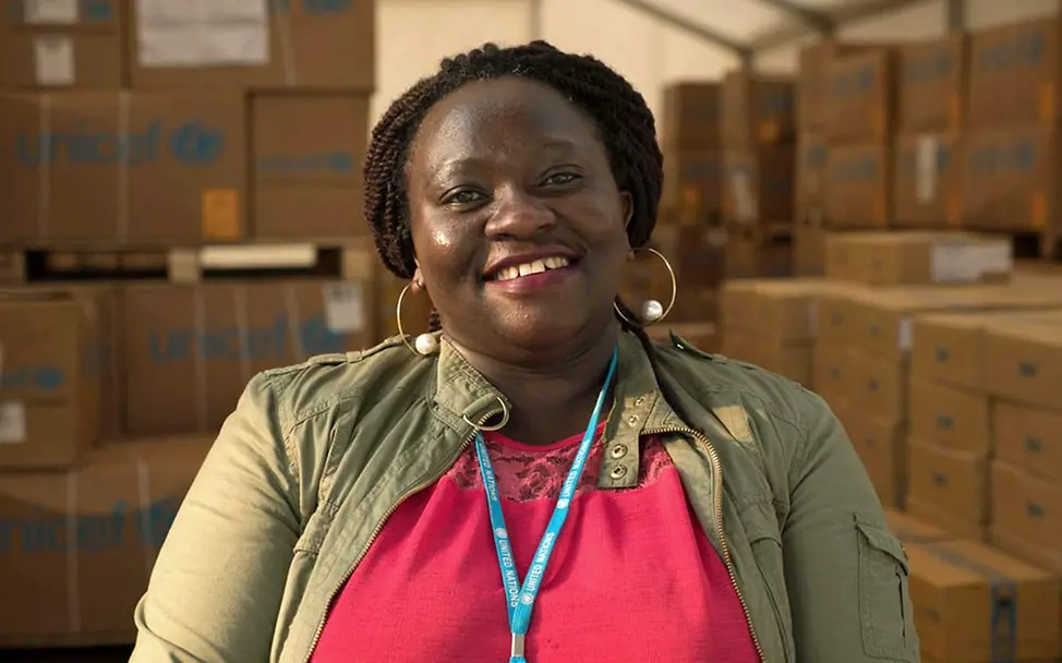Nothilfe-Logistik: UNICEF-Mitarbeiterin Patricia koordiniert die Hilfsartikel im Camp | © UNICEF/Nybo UNICEF-Mitarbeiterin Patricia Mugenyi kümmert sich um die Logistik im Camp.