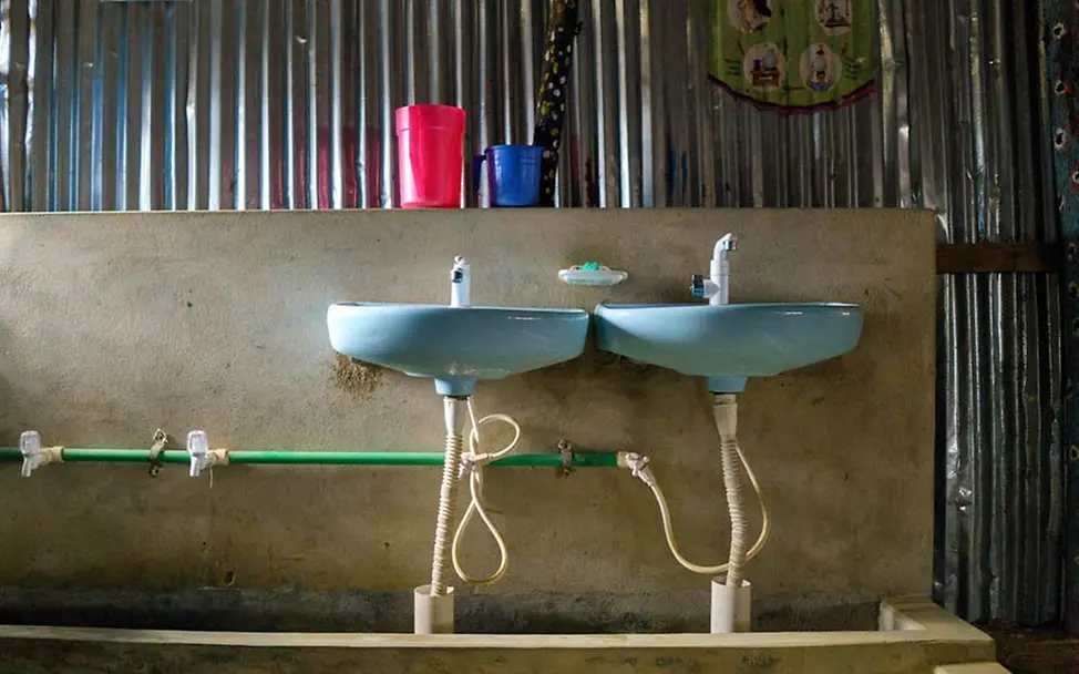 Hygiene: Waschräume und Toiletten sind den Flüchtlingscamps lebensnotwendig | © UNICEF/Sokol UNICEF richtet in den Camps einfache Waschräume und Toilettenanlagen ein.