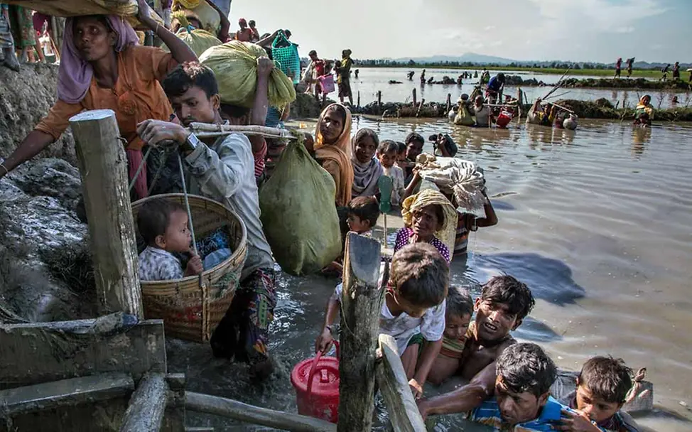 Massenflucht: Hunderttausende Rohingya flohen 2017 vor der Gewalt in Myanmar | © UNICEF/LeMoyne Rohingya überqueren bei der Flucht aus ihrer Heimat Myanmar einen Fluss.