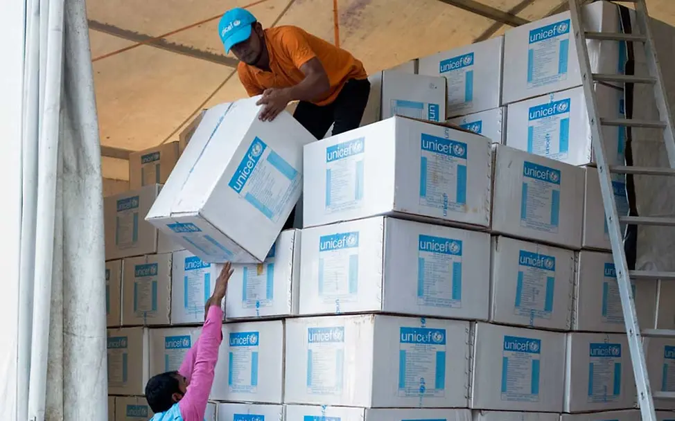 Warenlager im Flüchtlingscamp: UNICEF hat rund 5.000 Hilfsartikel im Sortiment | © UNICEF/Nybo Blick ein ein Warenlager der UNICEF-Hilfsartikel.
