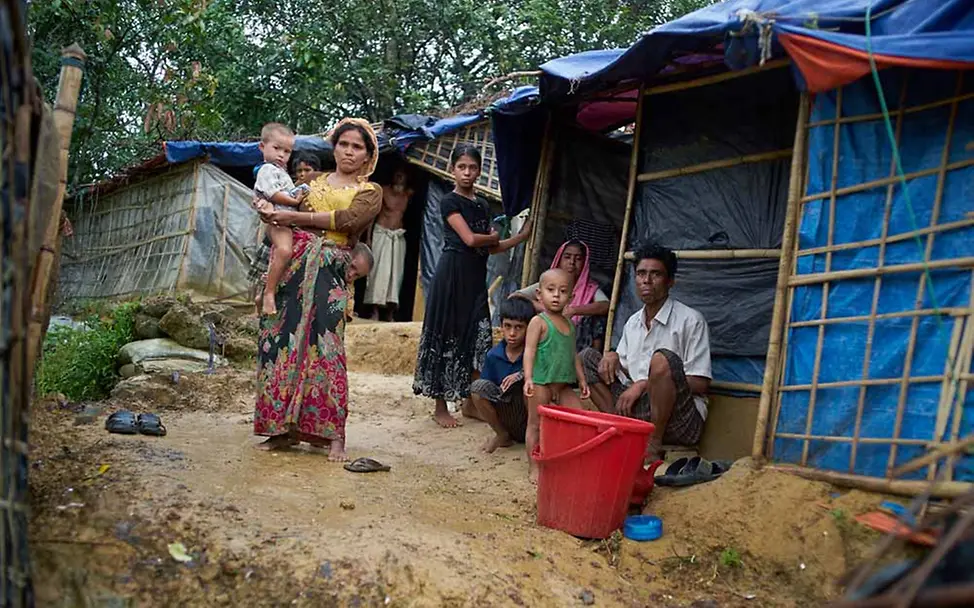 Im Flüchtlingscamp: Die Rohingya leben in provisorischen Hütten aus Bambus und Zeltplanen | © UNICEF/Noorani Kein Schutz vor dem Monsun: Die Hütten in den Flüchtlingscamps sind instabil und eng.