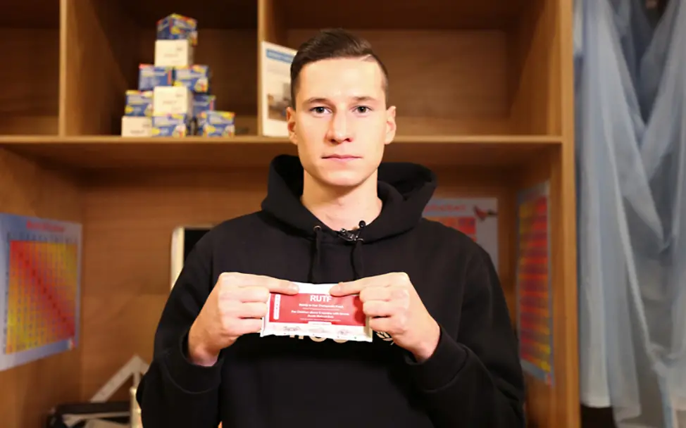 Julian Draxler hält die nahrhafte Erdnusspaste in der Hand.