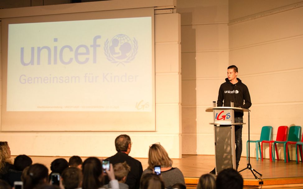 Julian Draxler hält an der integrierten Gesamtschule Langenhagen eine Rede.