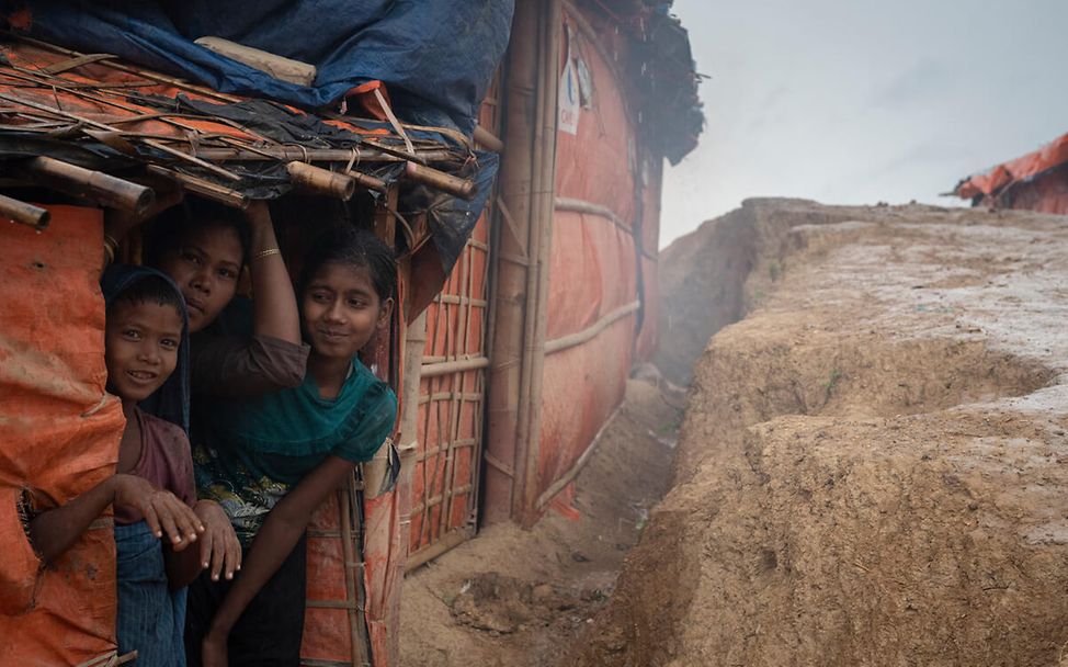 Rohingya Bangladesch: Kinder in notdürftiger Unterkunft