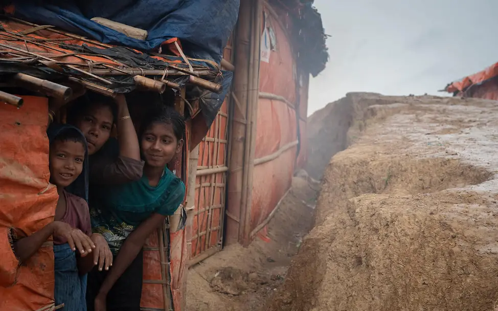 Kinder in Notunterkünften eines Flüchtlingscamps in Cox Bazar | © UNICEF/Sokol Rohingya Bangladesch: Kinder in notdürftiger Unterkunft