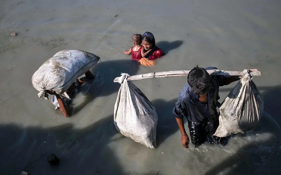 Gewalt gegen Rohingya: Tausende Familien flohen aus Myanmar. | © UNICEF/LeMoyne Überstürzt hatten Hunderttausende Rohingya Myanmar verlassen, um der Gewalt zu entkommen.