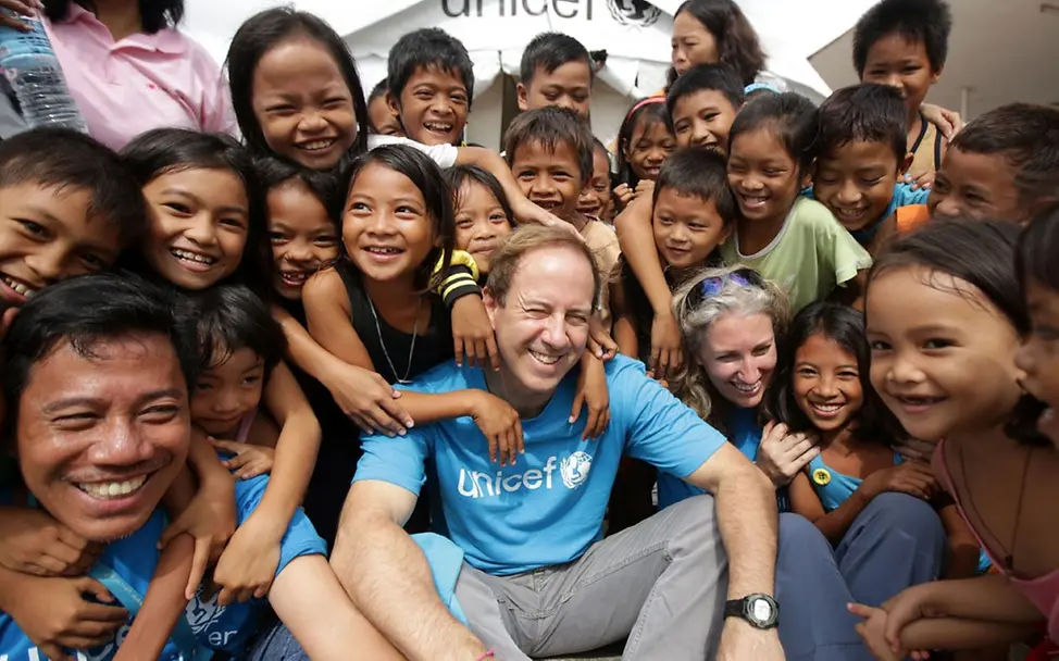 UNICEF-Mitarbeiter mit Kindern von den Philippinen | © EPA/Francis R. Malasig UNICEF-Mitarbeiter mit Kindern aus Tacloban