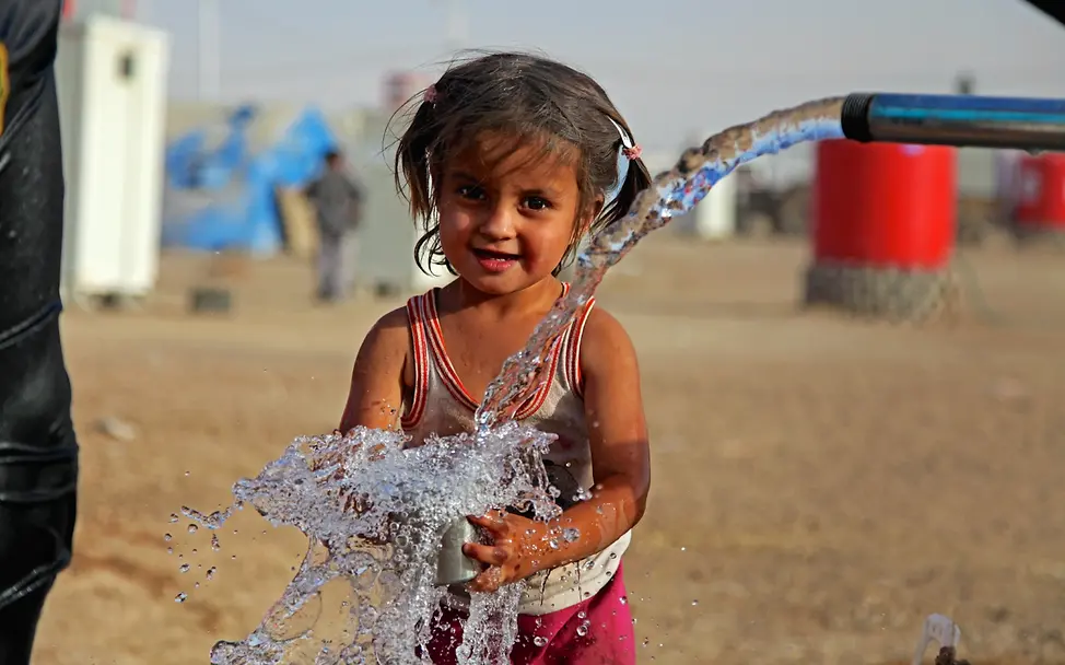 Ein Flüchtlingsmädchen im Irak freut sich über Trinkwasser | © UNICEF/Khuzaie Irak: Ein Flüchtlingsmädchen freut sich über Trinkwasser