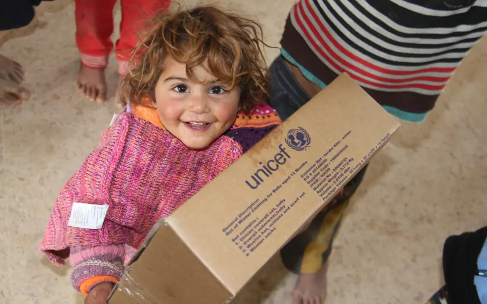 Ein Kind in Jordanien freut sich über ein UNICEF-Hilfspaket | © UNICEF Jordan/AbdelMajid El-Noaimi Jordanien: Ein Kind freut sich über ein UNICEF-Hilfspaket