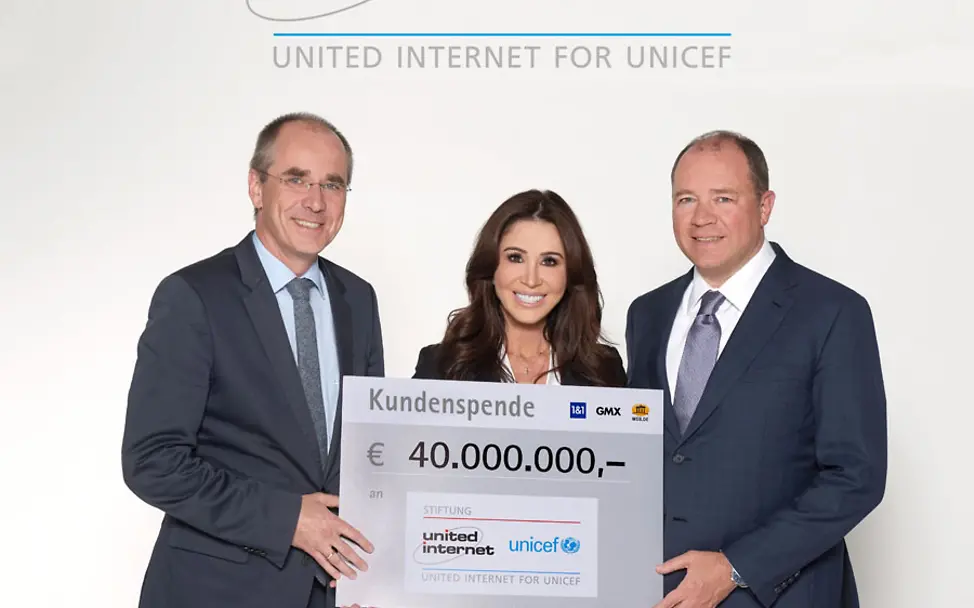 Christian Schneider, Tessa Page und Ralph Dommermuth freuen sich über die enorme Spendensumme. | © Gros Fotografie Christian Schneider, Tessa Page und Ralph Dommermuth freuen sich über die enorme Spendensumme.