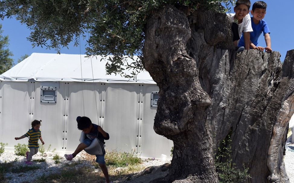 Kinder spielen in dem Containerlager Kara Tepe auf Lesbos.