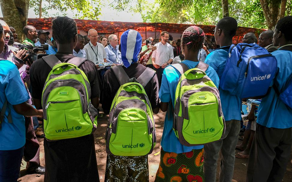 Kindersoldaten Südsudan: Kinder im Südsudan tragen bunte UNICEF-Rucksäcke.