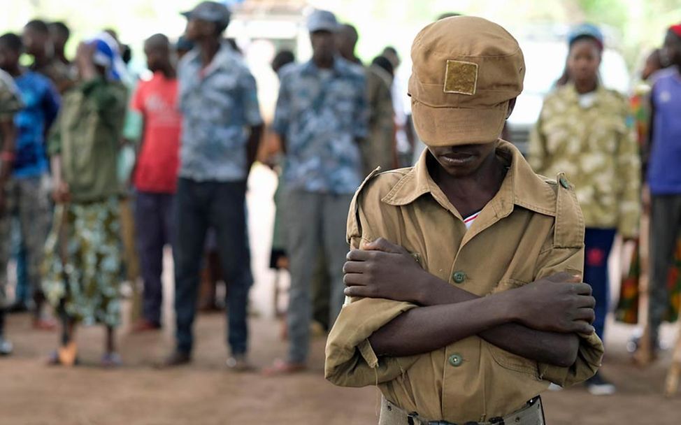 Kindersoldaten Südsudan: Ein ehemaliger Kindersoldat bei seiner Freilassungszeremonie. 