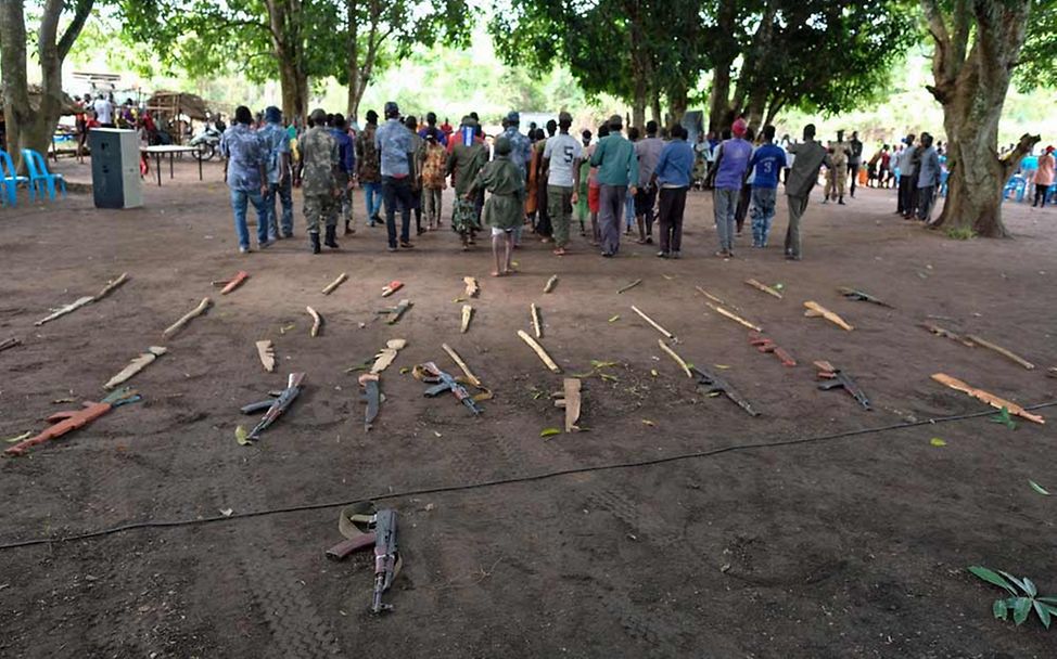 Kindersoldaten Südsudan: Niedergelegte Waffen von ehemaligen Kindersoldaten im Südsudan