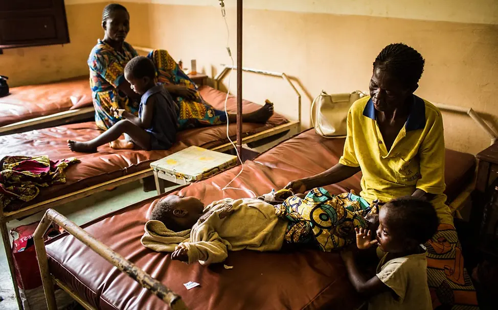 Der mangelernährte Mbuyi wird in einer Klinik behandelt. | © UNICEF/UN0162293/Tremeau Kasai, Kongo: Der mangelernährte Mbuyi wird in einer Klinik behandelt.