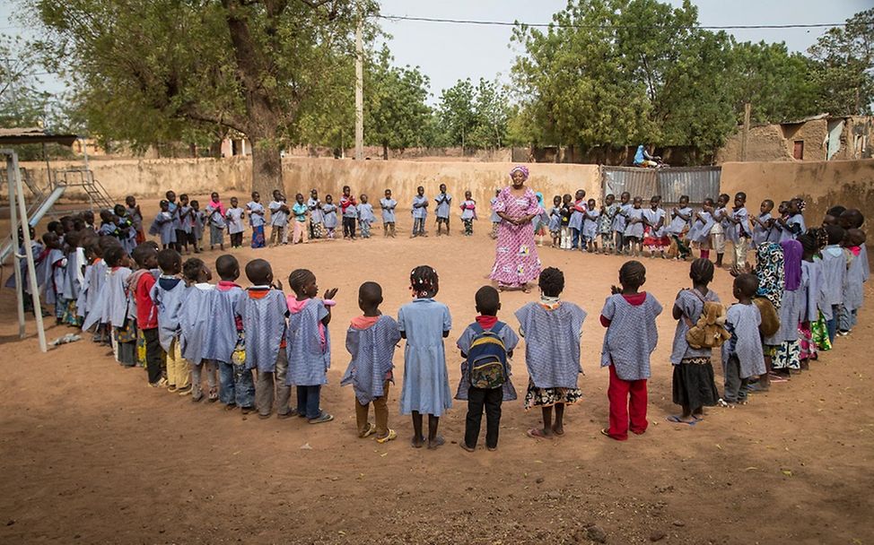 Muttertag: Fatoumata und die Kinder des Dorfes