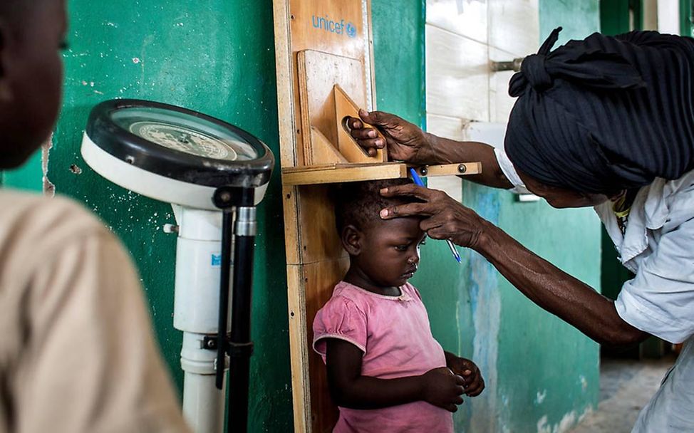 Die Kinder im Kongo werden gemessen und gewogen. 