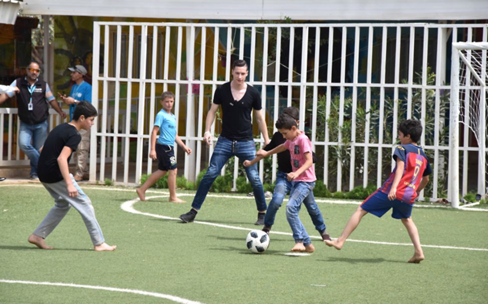 Julian Draxler in Jordanien: Julian Draxler spielt mit den Kindern Fußball.