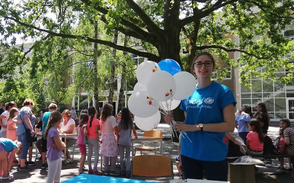 Ehrenamtliche mit Luftballons I © UNICEF Potsdam/Szyska Ehrenamtliche mit Luftballons I © UNICEF Potsdam/Szyska